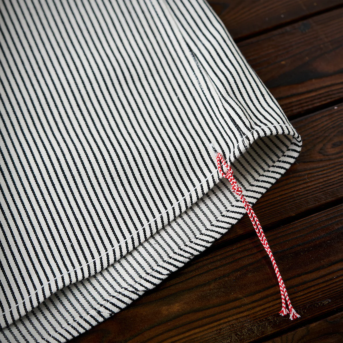 紅白ヒモ付き　「Karaku」刺繡ロゴ 先染めストライプ半袖シャツ - Image 14