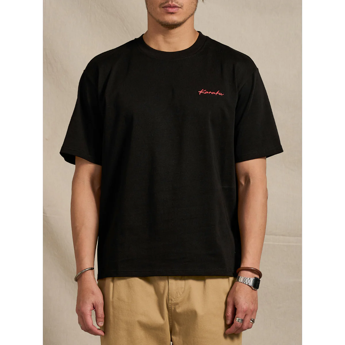 紅白ヒモ付き　「KaraKu」ロゴ刺繡入りブラックコットンTee - Image 6