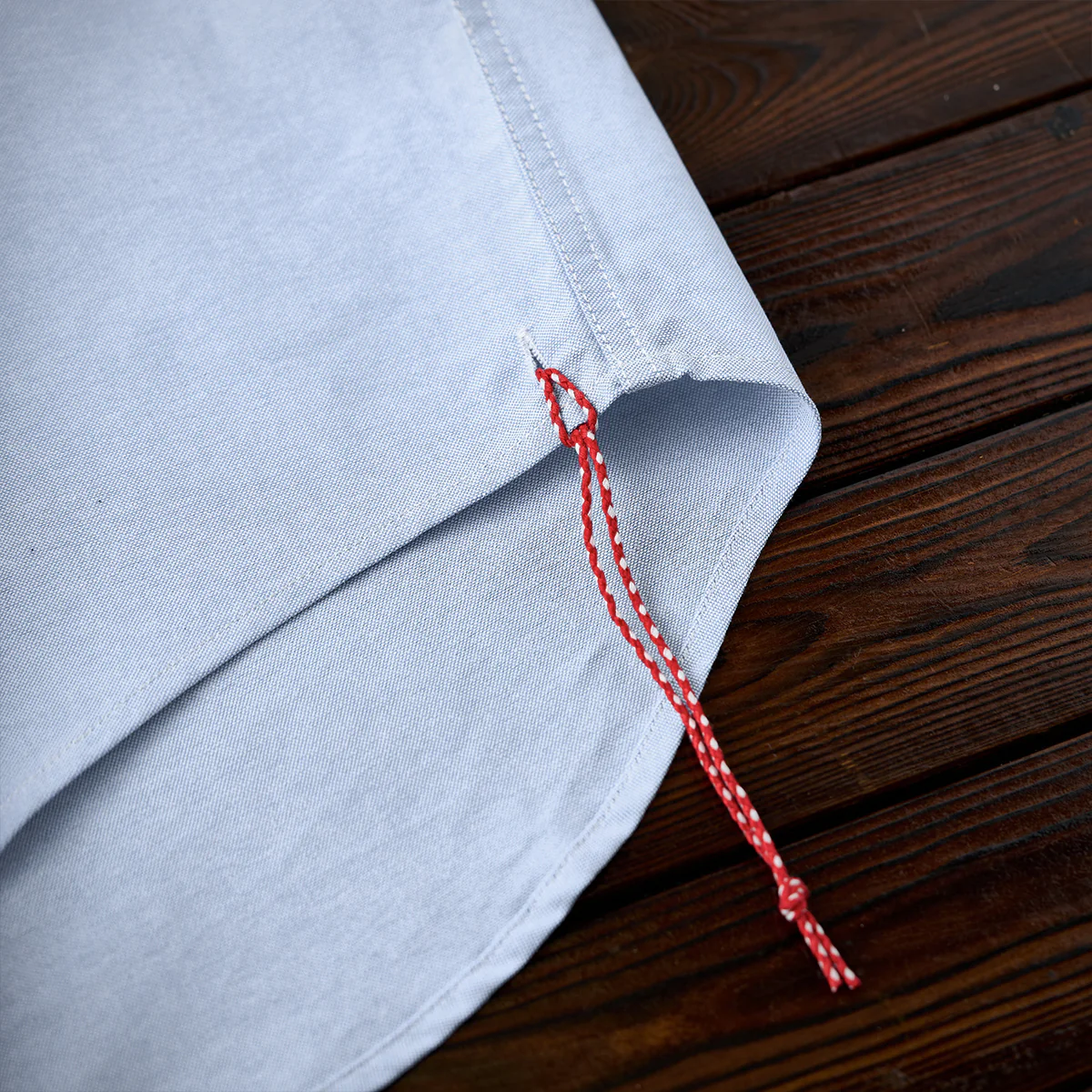 赤ヒモ付き 「ゴルフスイングの首が落ちた骸骨」刺繍入りオックスフォード長袖シャツ - Image 22