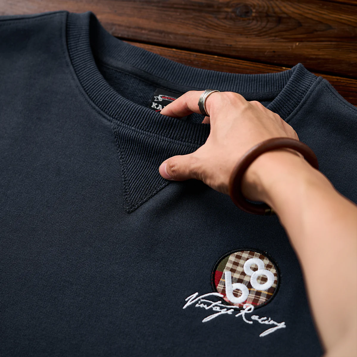 「68 Vintage Racing」刺繍&肘チェックパッチ ネイビースウェット - Image 10