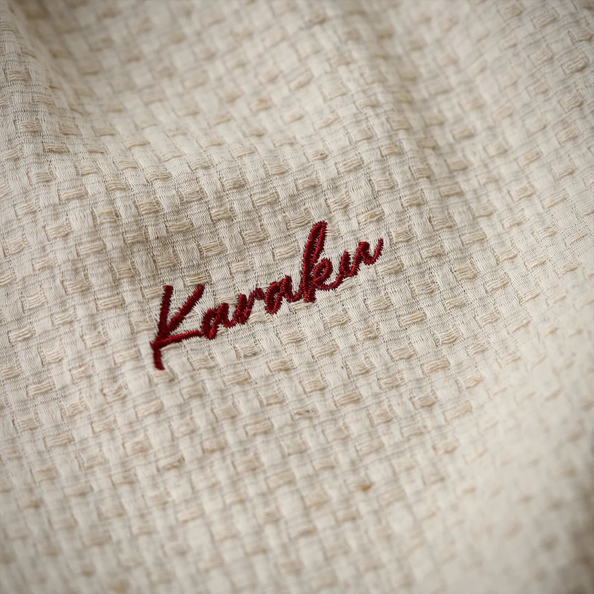 紅白ヒモ付き 「KaraKu」刺繍入りレッドアゲート調ボタン付き綿麻シャツ - Image 12