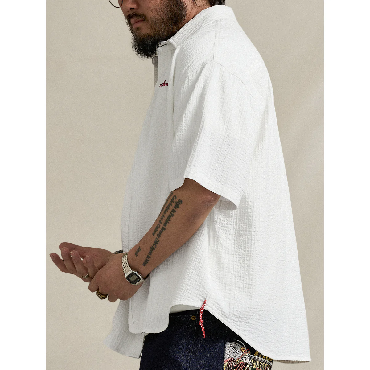 「Karaku」ワンポイント刺繍入り　赤ヒモ付きテクスチャー半袖シャツ - Image 5