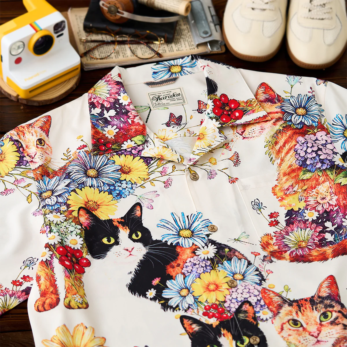 「猫たちと秘密の庭」水彩画風プリントアロハシャツ - Image 4
