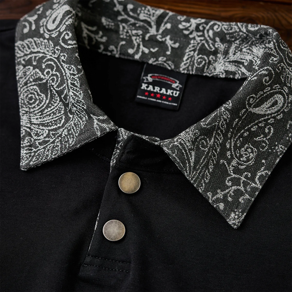 襟ペイズリージャカード切替 「KaraKu」刺繡入り2ボタンポロシャツ - Image 10