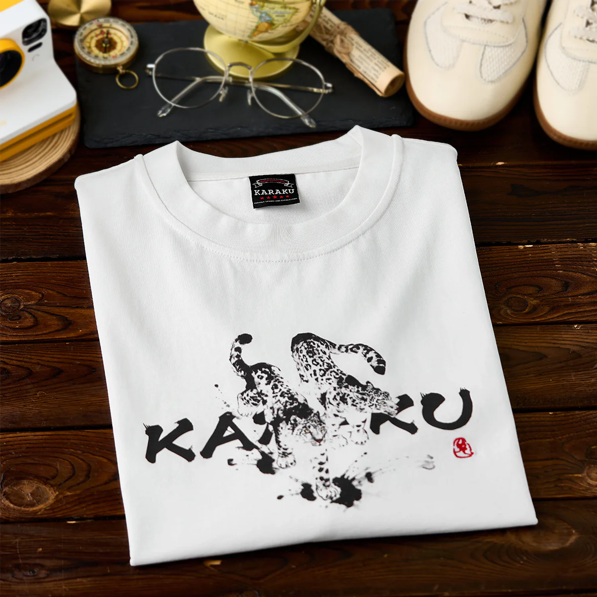 Karaku×川又聡「雪豹・足元に飛び散る墨」プリント&刺繡入りコットンTee - Image 5