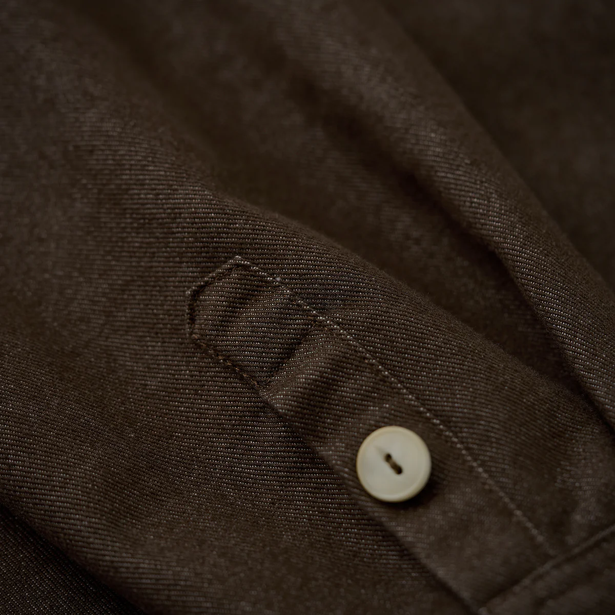 「Karaku」ロゴ刺繡入り　裏ペイズリー柄デニム長袖シャツ - Image 17